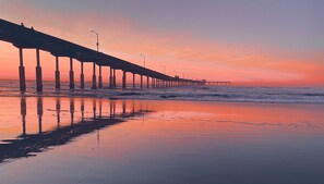 Plage à proximité, chaises longues, serviettes de plage