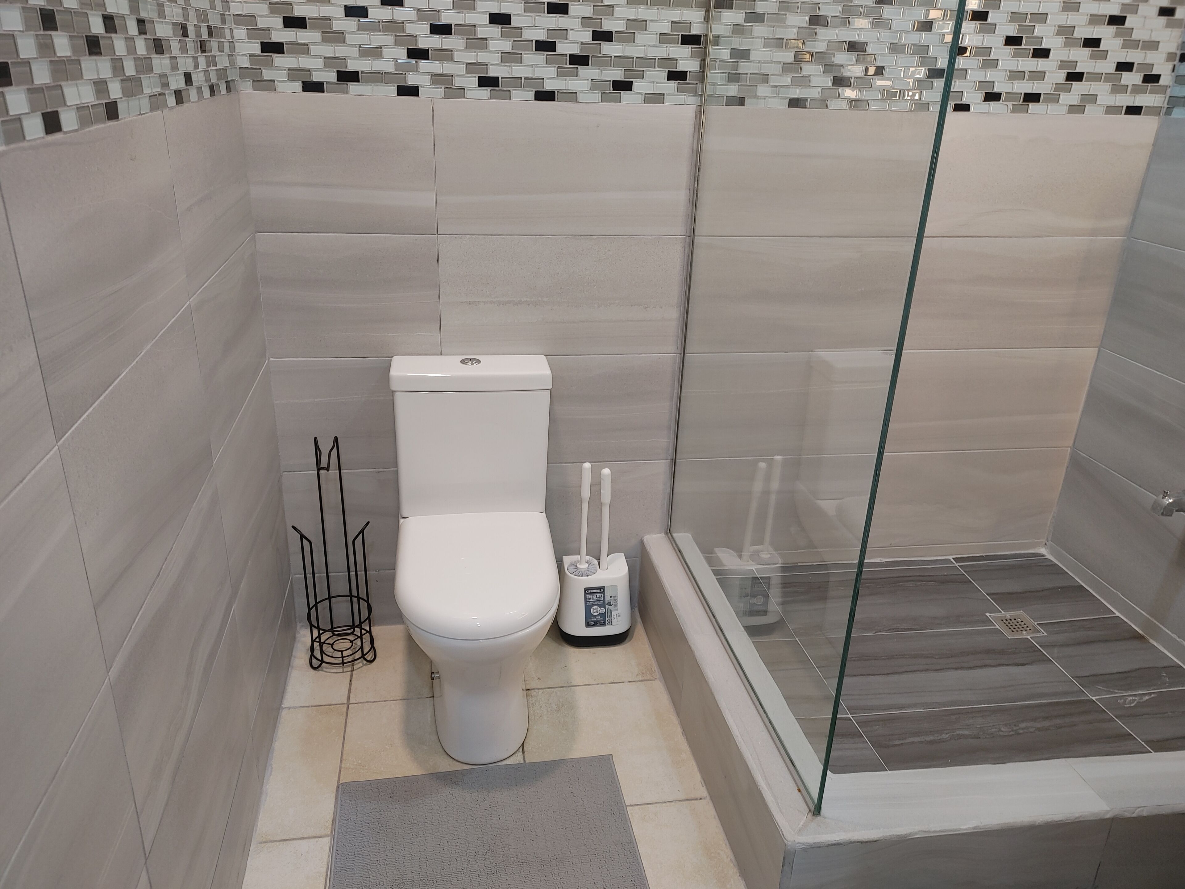 Douche, serviettes fournies, savon, papier toilette