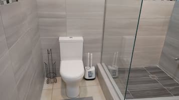 Douche, serviettes fournies, savon, papier toilette