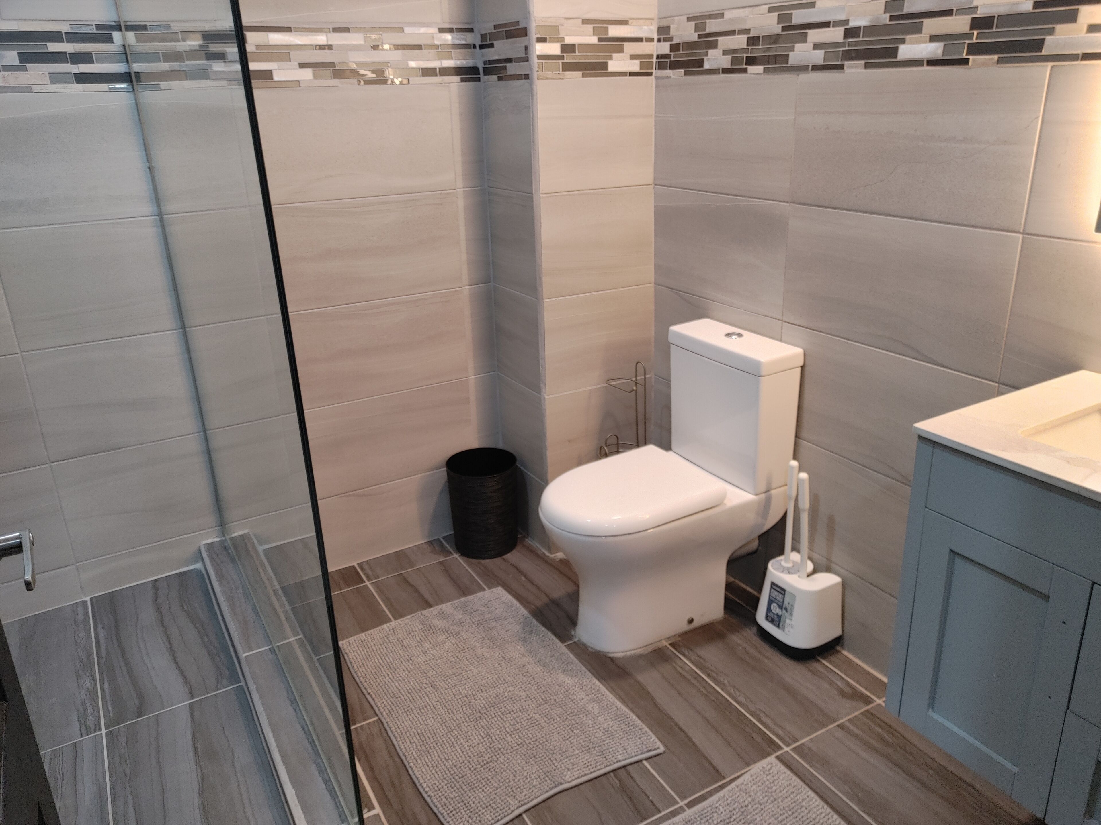 Dusj, håndklær, såpe og toalettpapir