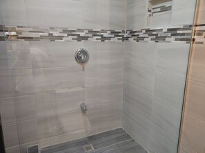Dusche, Handtücher, Seife, Toilettenpapier