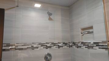 Dusj, håndklær, såpe og toalettpapir