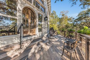 Outdoor dining - Luxury retreat treehouse near Charleston pet-friendly (Wadmalaw Island)