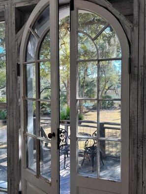 Interior - Luxury retreat treehouse near Charleston pet-friendly (Wadmalaw Island)