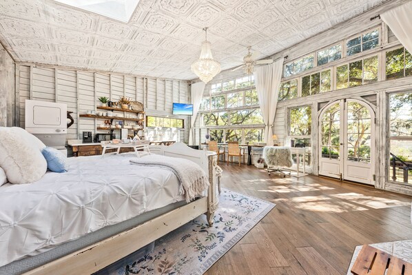 1 bedroom, iron/ironing board, free WiFi, bed sheets - Luxury retreat treehouse near Charleston pet-friendly (Wadmalaw Island)