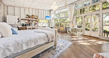 Luxury retreat treehouse near Charleston pet-friendly