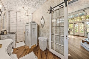 Regadera, secadora de cabello, toallas 