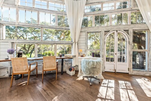 Luxury retreat treehouse near Charleston pet-friendly