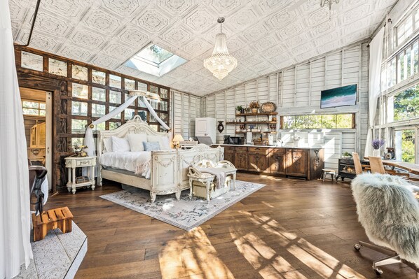 1 habitación, tabla de planchar con plancha, wifi gratis y ropa de cama 