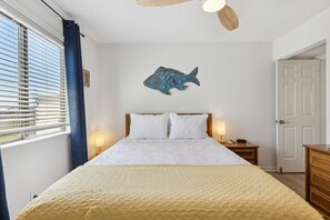 1 bedroom, desk, iron/ironing board, free WiFi - Seaside Escape - Carolina Beach (Carolina Beach)