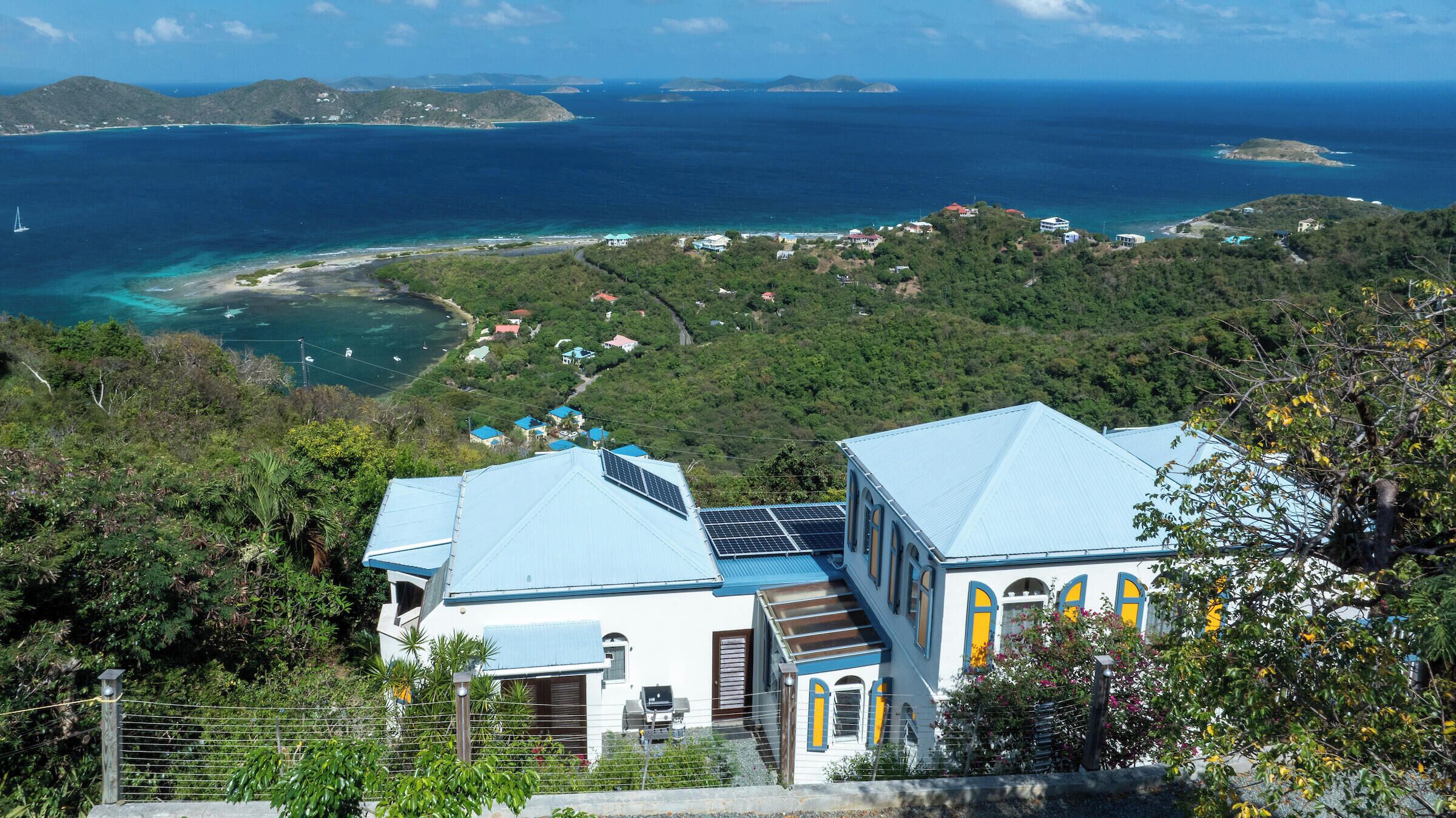 Una propiedad costera con vistas al mar y a islas distantes.