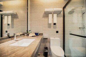 Een aparte badkuip en douche, gratis toiletartikelen, een haardroger