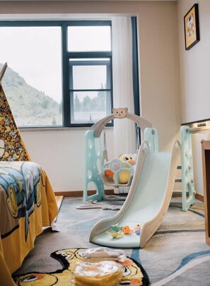 Family Triple Room, Hill View | Desk, laptop workspace, free WiFi - Tianjiao Holiday Hotel (Anshun)