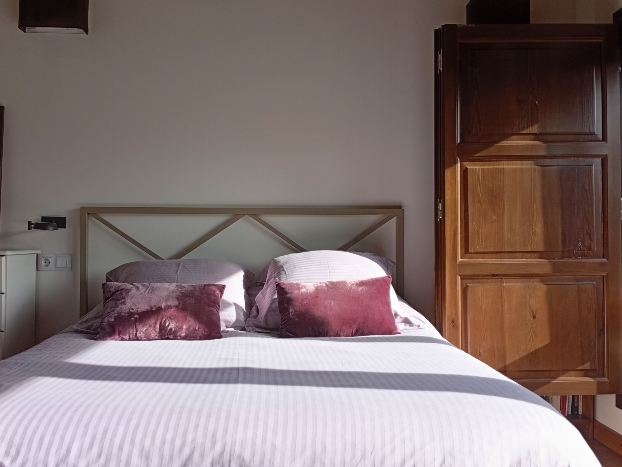 3 habitaciones, tabla de planchar con plancha y internet 