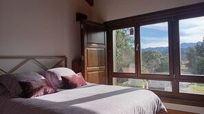 3 bedrooms, iron/ironing board, bed sheets