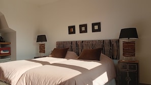 3 chambres, fer et planche Ă repasser, draps fournis