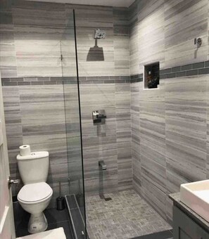 Douche, serviettes fournies, savon, papier de toilette