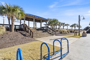 Property grounds - Remodeled Oceanfront Condo w/ Pool (Carolina Beach)