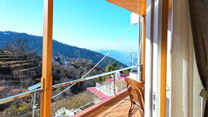 Un balcón con vistas a un paisaje montañoso.