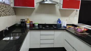 Geladeira, micro-ondas, fogão, cooktop