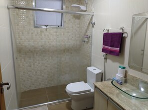 Douche, articles de toilette écologiques, serviettes fournies, savon