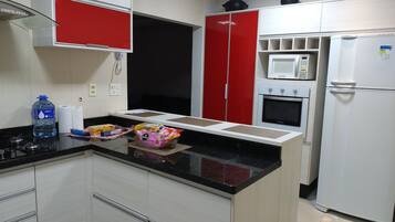 Geladeira, micro-ondas, fogão, cooktop