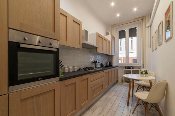 Fridge, oven, stovetop, dishwasher