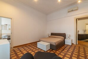 4 habitaciones, tabla de planchar con plancha, wifi y ropa de cama 