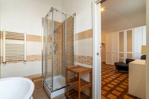 Douche, sĂšche-cheveux, bidet, serviettes fournies