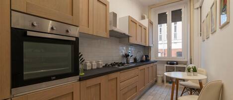 Fridge, oven, stovetop, dishwasher