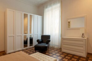 4 habitaciones, tabla de planchar con plancha, wifi y ropa de cama