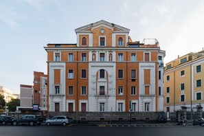Exterior - GuestHost - Roomy and bright 220 sqm apartment, located on the ground floor (raised) of a majestic period building along the banks of the Tiber River, in the Flaminio district. The apartment can comfortably accommodate up to 7 people. Please note there a (Roma)
