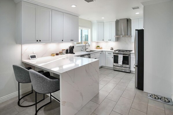 Microwave, oven, stovetop, dishwasher - Beautiful & Centrally Located close to everything 3- bedroom home, AC, WiFi (Baldwin Park)