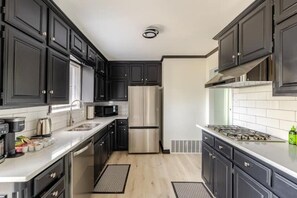 冰箱、微波炉、烤箱、炉灶