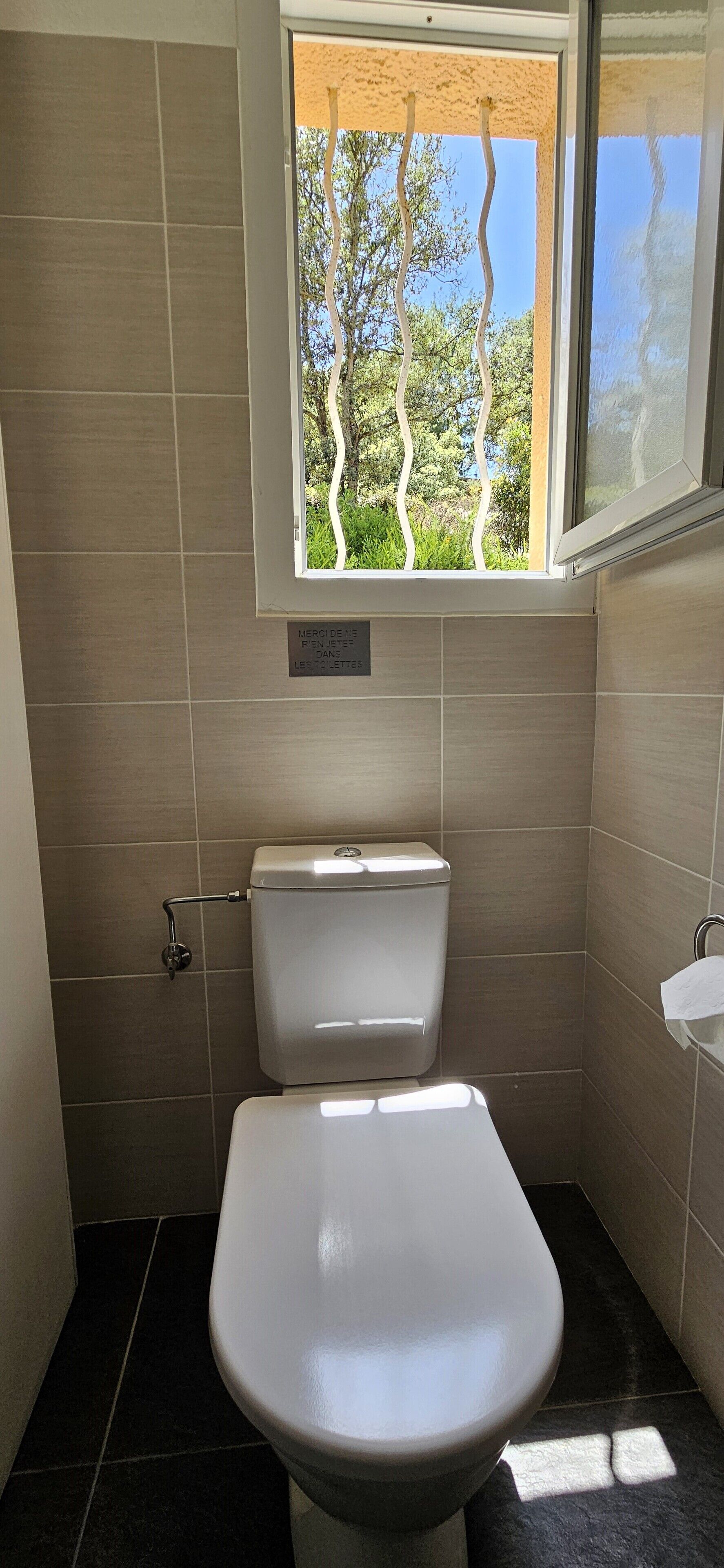 Douche, sèche-cheveux, serviettes fournies