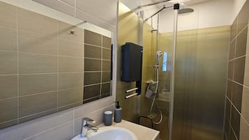 Douche, sĂšche-cheveux, serviettes fournies