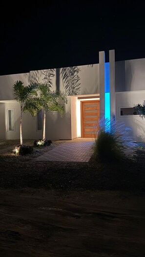 Exterior - Luxurious 5-bedroom villa with pool, WiFi and AC in charming Esmeralda (Noord)