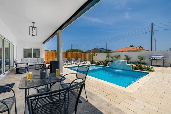 Outdoor dining - Luxurious 5-bedroom villa with pool, WiFi and AC in charming Esmeralda (Noord)