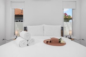 5 bedrooms, iron/ironing board, WiFi, bed sheets - Luxurious 5-bedroom villa with pool, WiFi and AC in charming Esmeralda (Noord)