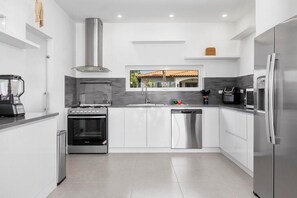 Fridge, microwave, oven, stovetop - Luxurious 5-bedroom villa with pool, WiFi and AC in charming Esmeralda (Noord)