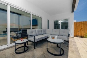 Terrace/patio - Luxurious 5-bedroom villa with pool, WiFi and AC in charming Esmeralda (Noord)