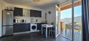 Jääkaappi, mikroaaltouuni, uuni, liesi