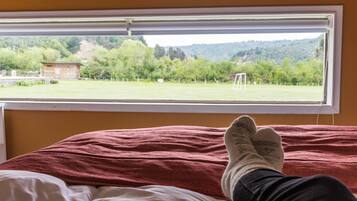 Kabin Standar, pemandangan kebun | 2 kamar tidur, seprai premium, selimut bulu angsa, dan Wi-Fi gratis