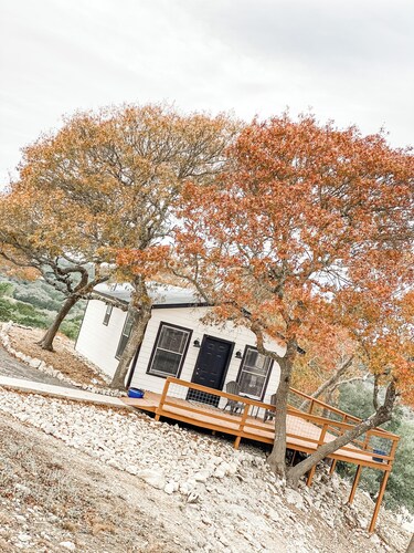 Charming farmhouse in welcoming Boerne with AC, WiFi