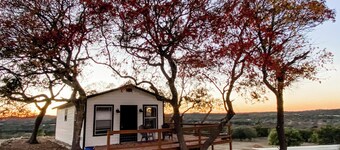 Charming farmhouse in welcoming Boerne with AC, WiFi