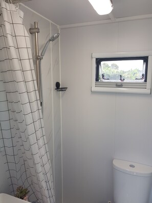 Shower, towels, soap, toilet paper - QUIET COMFY PRIVATE TINY HOME (Caboolture)