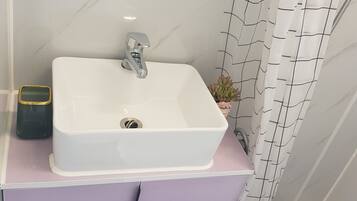 Dusch, handdukar, tvÄl och toalettpapper