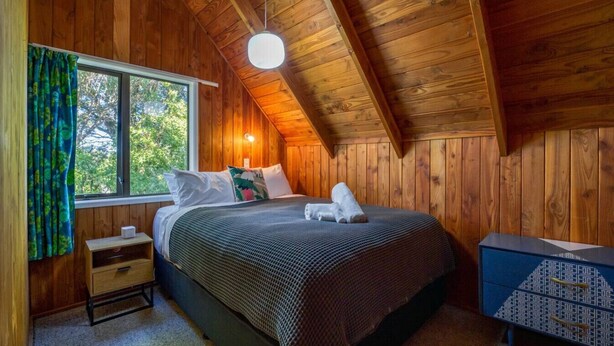 3 bedrooms, iron/ironing board, WiFi, bed sheets - Tranquil Retreat,  lake view from rear deck, property backs onto reserve (Taupō)