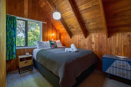 3 bedrooms, iron/ironing board, WiFi, bed sheets. Tranquil Retreat wi-fi & pets, lake view from rear deck, property backs onto reserve