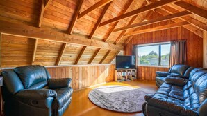 TV - Tranquil Retreat,  lake view from rear deck, property backs onto reserve (Taupō)